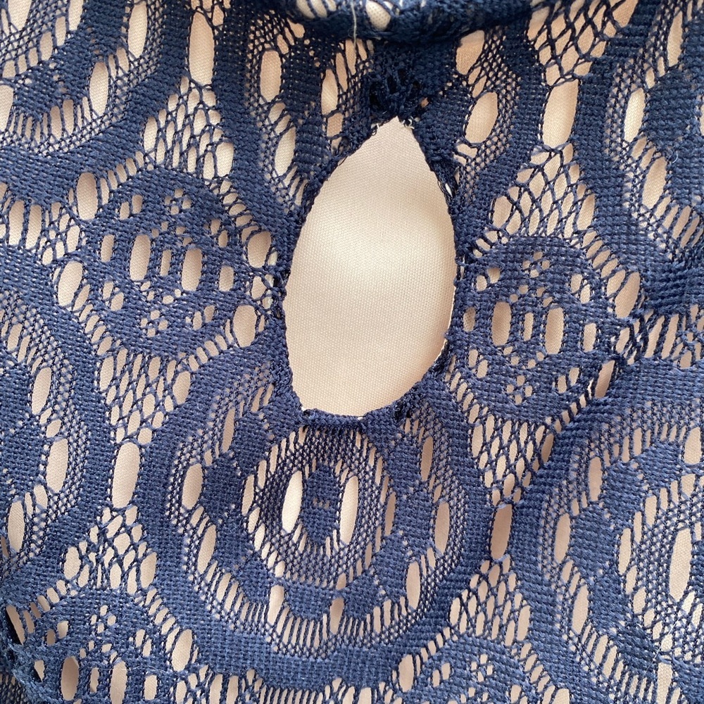 Lace dress with keyhole front - Picture 5 of 5